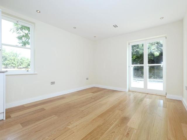 Flat for sale in London Borough of Ealing, Perivale