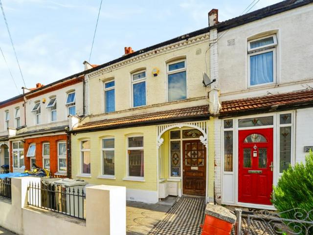 Flat for sale in London Borough of Croydon, Greater London