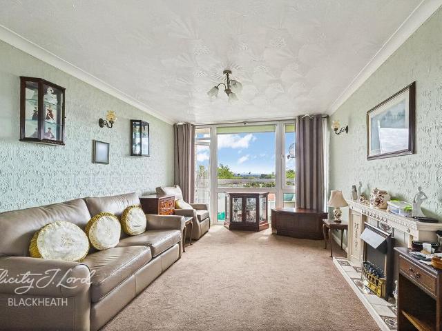 Flat for sale in Royal Borough of Greenwich, Greater London