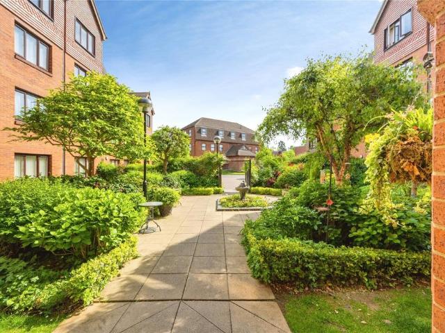 Flat for sale in Leighton-Linslade, Leighton Buzzard