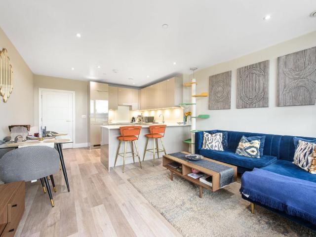 Flat for sale in New Southgate, Greater London