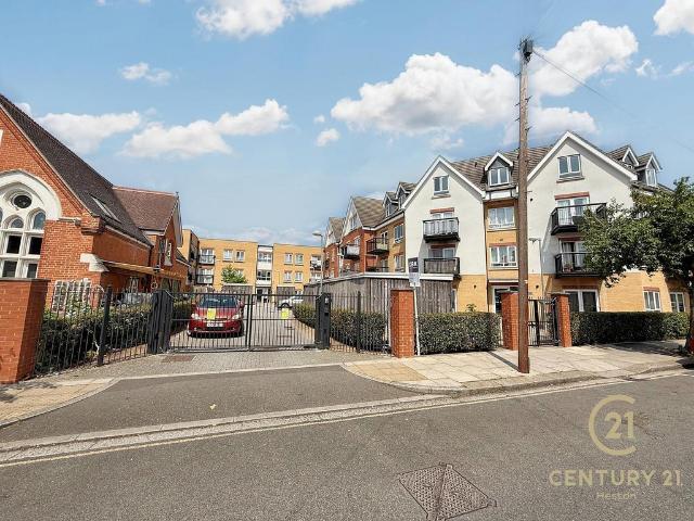 Flat for sale in London Borough of Ealing, Greater London