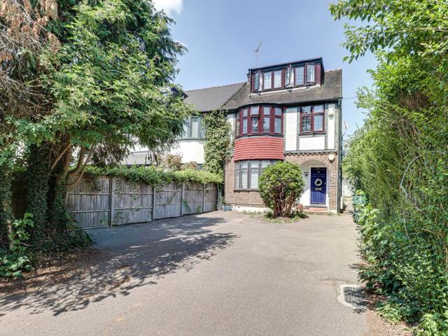Flat for sale in St Albans, Five Acres