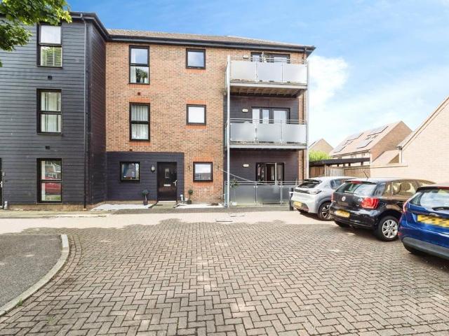 Flat for sale in Elm Park, Greater London