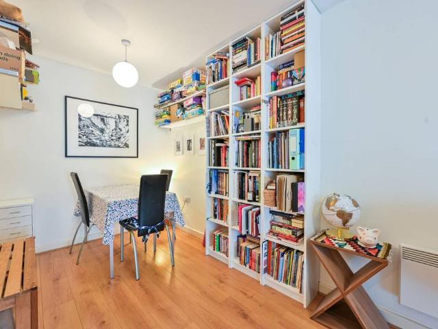 Flat for sale in Dulwich, Greater London