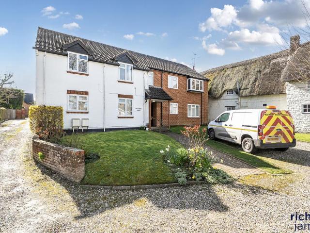 Flat for sale in North Wroughton, Swindon