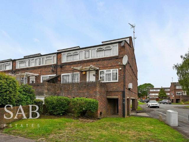 Flat for sale in London Borough of Ealing, Greenford