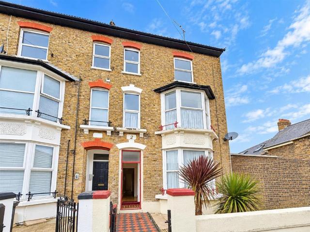 Flat for sale in Hunter's Forstal, Canterbury
