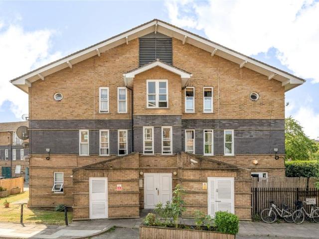 Flat for sale in Hackney Wick, Greater London