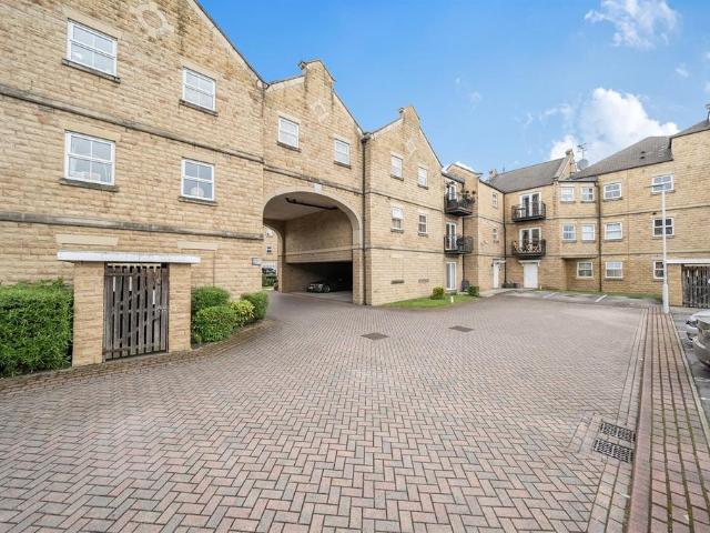 Flat for sale in Farsley, West Yorkshire