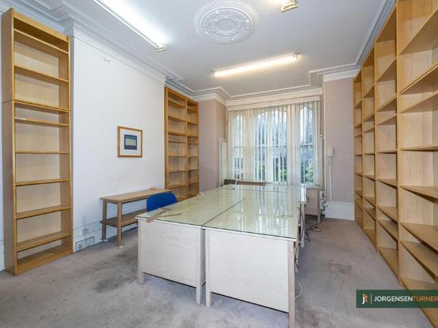 Flat for sale in Kilburn, Greater London