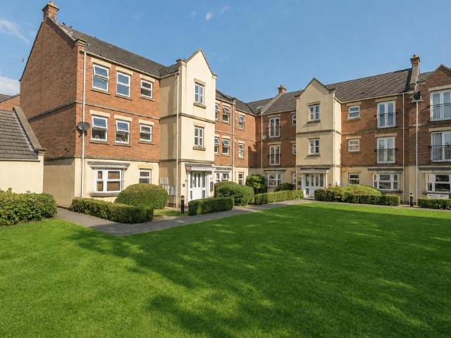 Flat for sale in Wortley, West Yorkshire