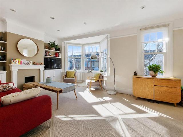 Flat for sale in London Borough of Merton, Raynes Park