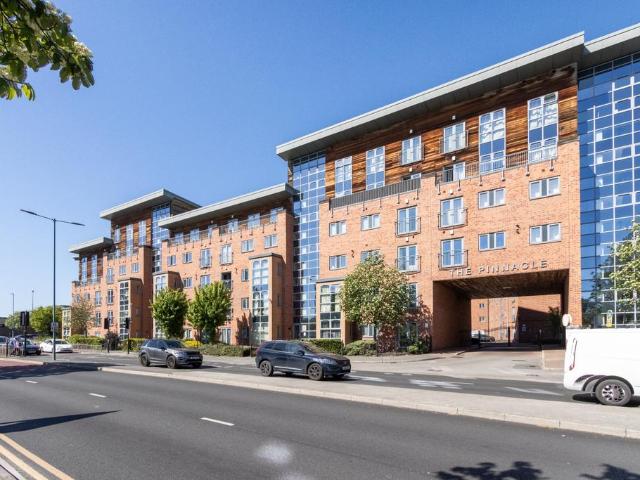Flat for sale in Belle Isle, West Yorkshire
