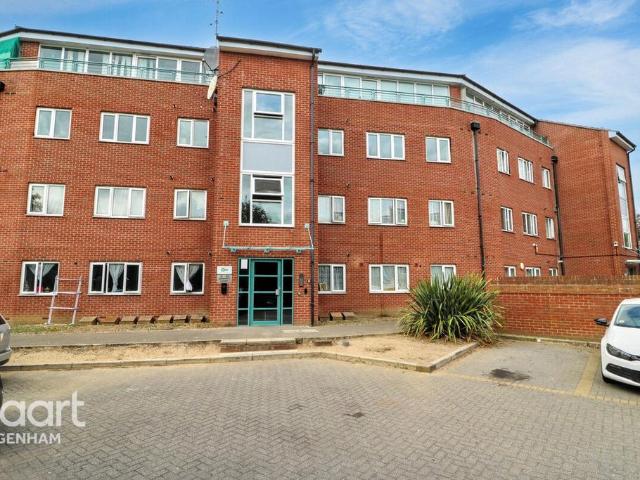 Flat for sale in Dagenham, Greater London