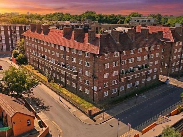 Flat for sale in Old Ford, Bow