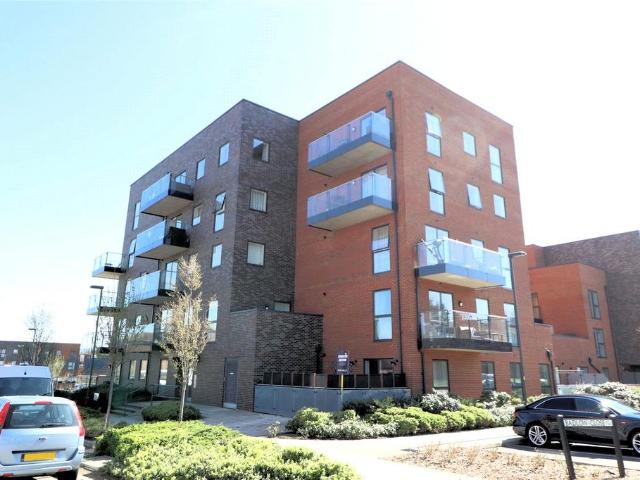 Flat for sale in Erith, North End