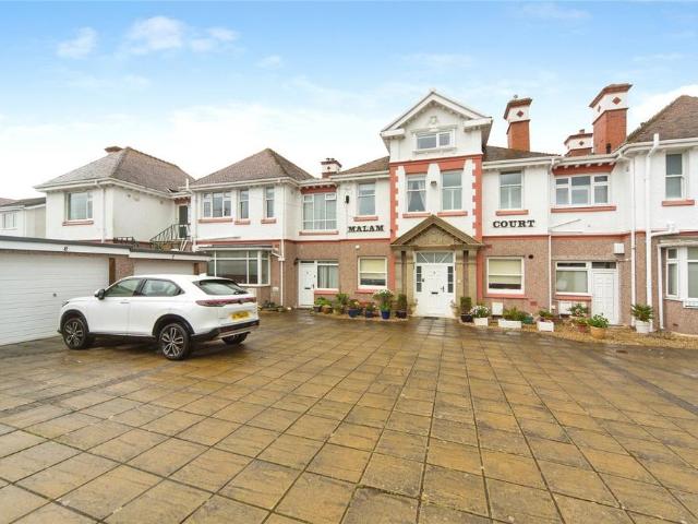 Flat for sale in Conwy, Wales