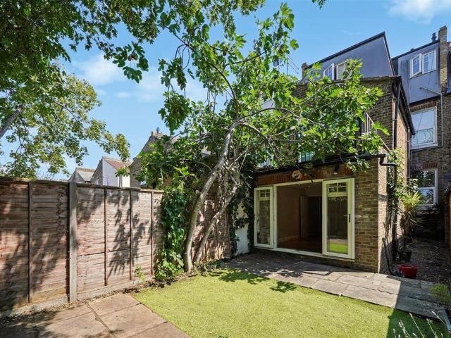 Flat for sale in Fulham, Greater London