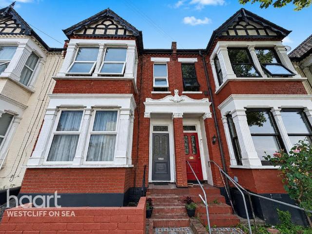 Flat for sale in Alton Barnes, Essex