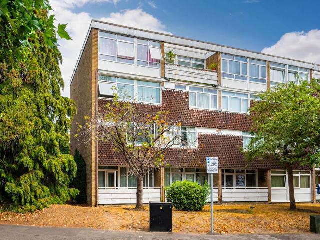 Flat for sale in Horsell, Woking