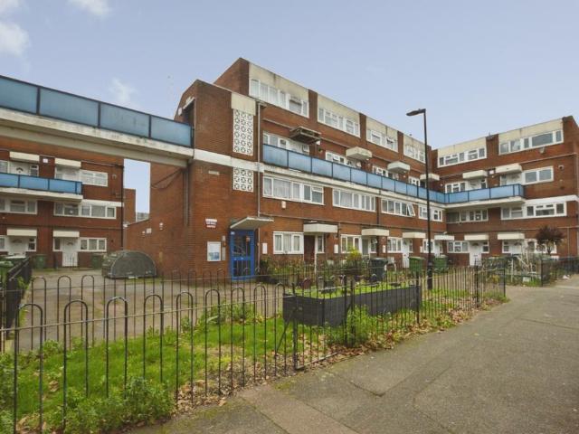 Flat for sale in Canning Town, Greater London