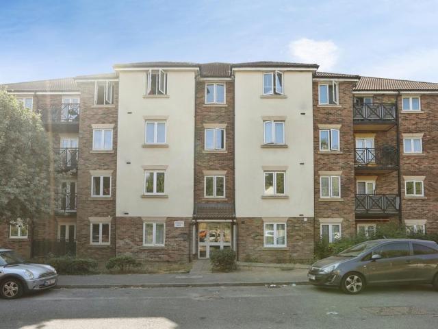 Flat for sale in Midway, Kent