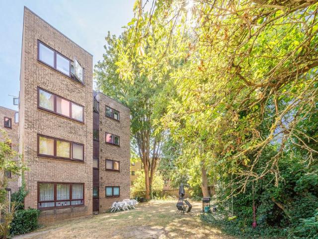Flat for sale in London Borough of Croydon, Selhurst