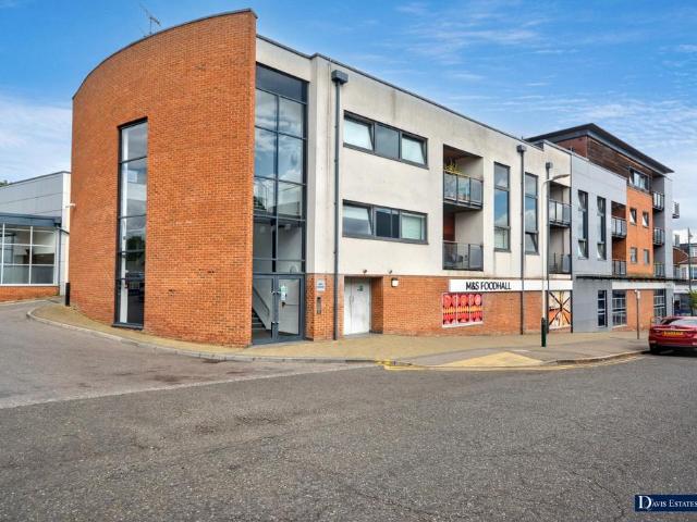 Flat for sale in Upminster, Greater London