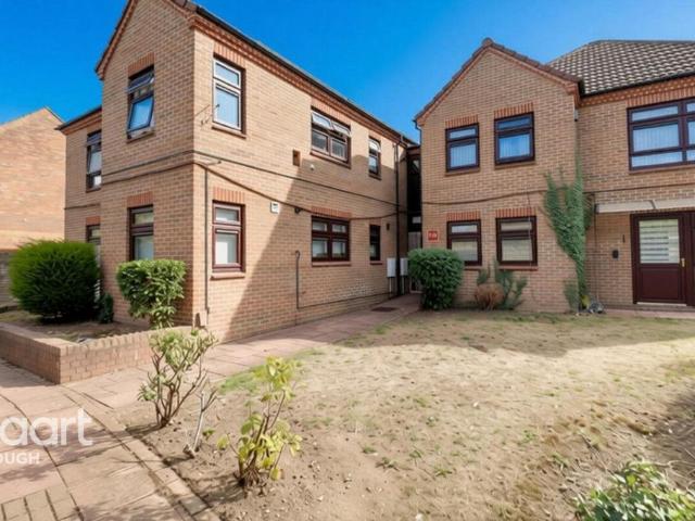 Flat for sale in Chalvey, Slough