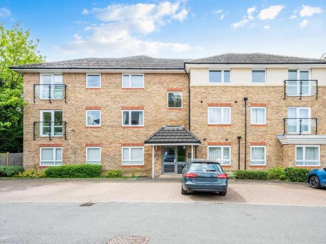 Flat for sale in Woodcote, Epsom