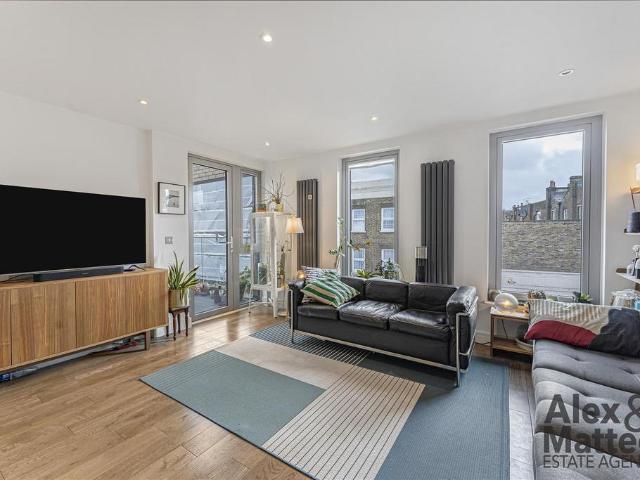 Flat for sale in London Borough of Lewisham, Greater London