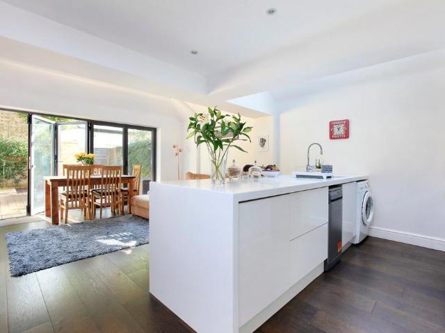 Flat for sale in Earlsfield, Greater London
