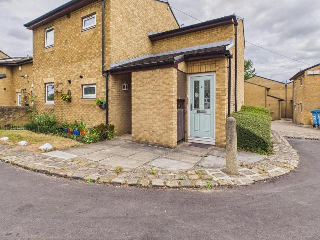 Flat for sale in Cottingley, West Yorkshire