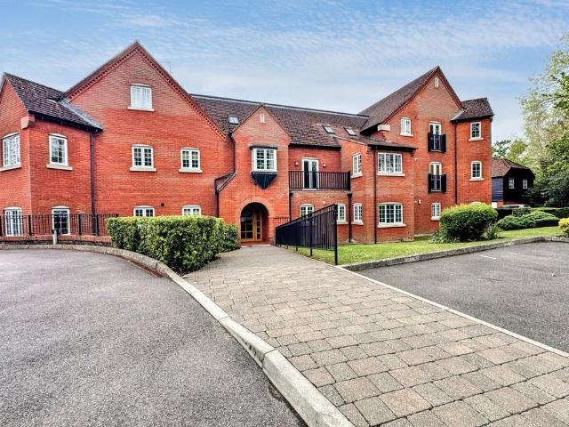 Flat for sale in Tricketts Cross, Ferndown