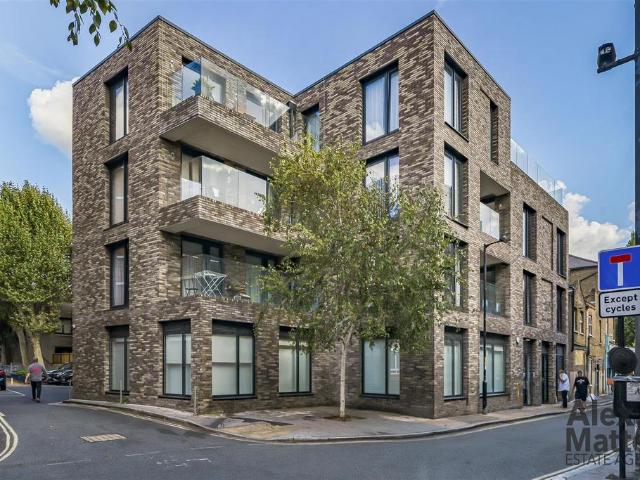 Flat for sale in Bermondsey Village, Greater London