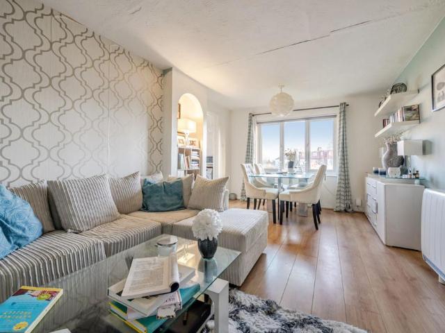 Flat for sale in Bowes, Greater London
