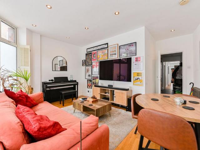 Flat for sale in Clapham Junction, Greater London