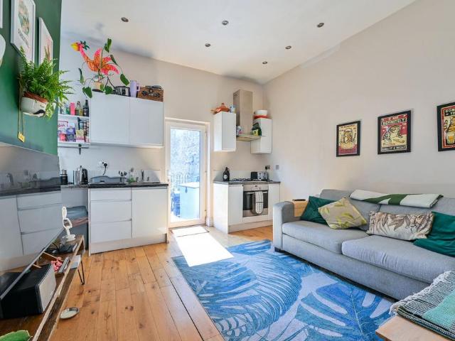 Flat for sale in London Borough of Lewisham, Forest Hill