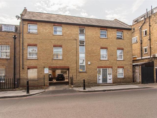 Flat for sale in Mile End, Greater London
