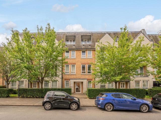 Flat for sale in Balham, Greater London