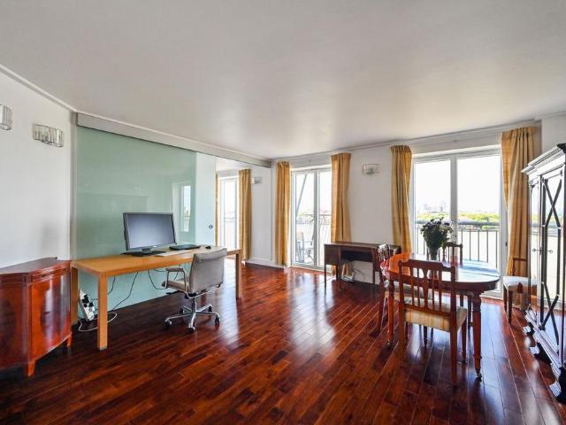 Flat for sale in Millwall, Greater London
