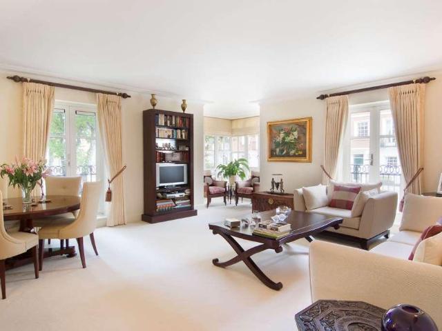 Flat for sale in Earl's Court, Greater London