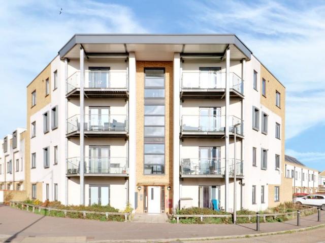 Flat for sale in South Ockendon, Essex