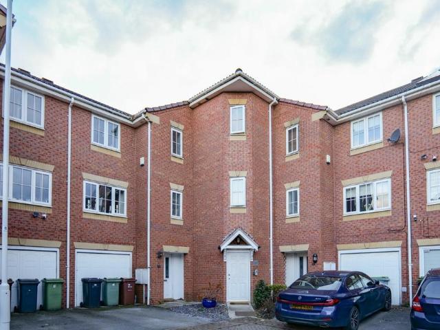 Flat for sale in Rothwell, Leeds