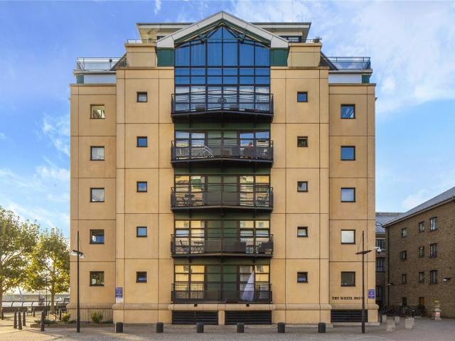 Flat for sale in Isle Of Dogs, Greater London