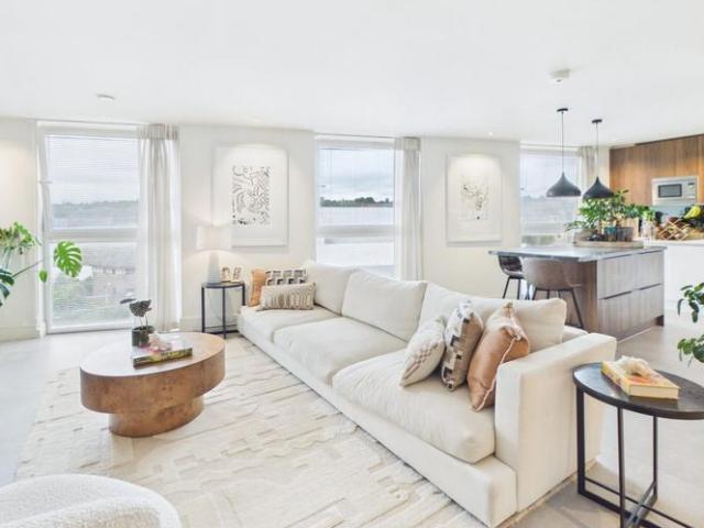 Flat for sale in Mill Hill, Greater London