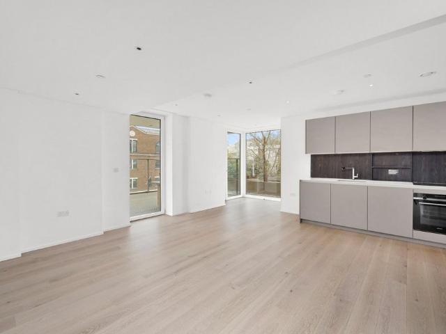 Flat for sale in Battersea, Greater London