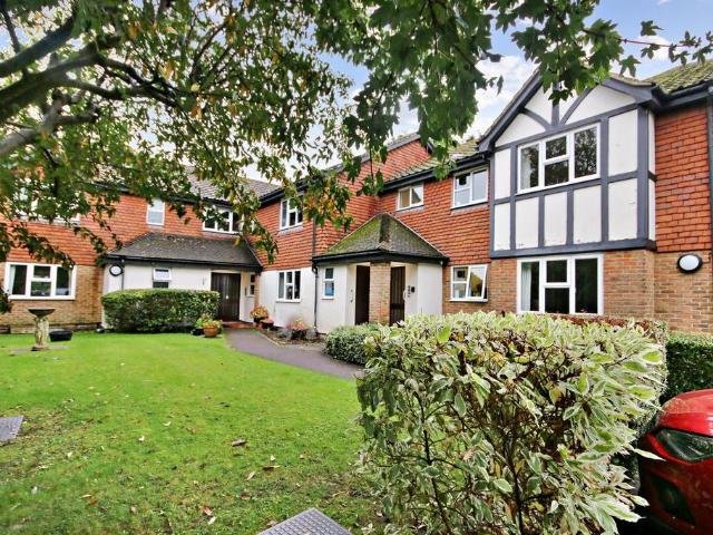 Flat for sale in Hillview, Surrey