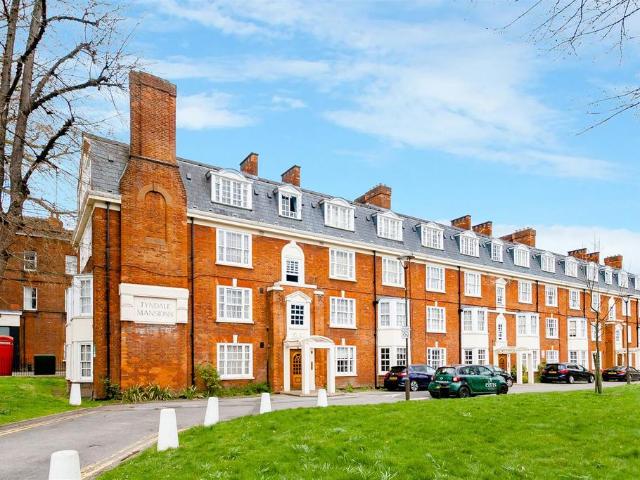 Flat for sale in Highbury, Greater London